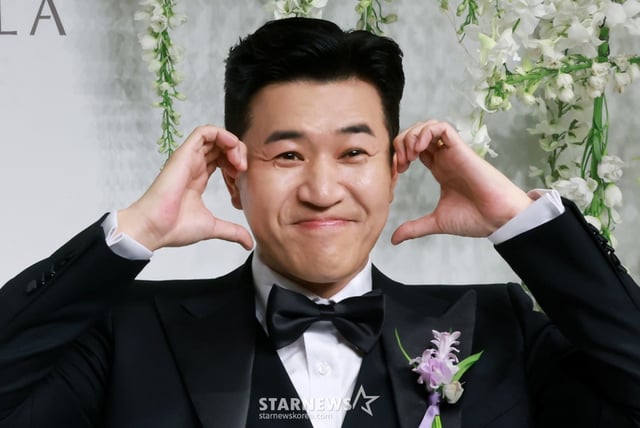 (서울=뉴스1) 김진환 기자 = 그룹 코요테의 김종민이 20일 오후 서울 중구 신라호텔 영빈관 에메랄드홀에서 열리는 결혼식 기자회견에 참석해 포즈를 취하고 있다.   김종민의 예비 신부는 11살 연하의 사업가로, 김종민이 공개한 애칭은 ‘히융’이다. 결혼식 1부 사회는 유재석, 2부는 조세호와 문세윤이 맡으며 축가는 이적과 린이 부를 예정이다. 2025.4.20/뉴스1  Copyright © 뉴스1. All rights reserved. 무단 전재 및 재배포,  AI학습 이용 금지. /사진=(서울=뉴스1) 김진환 기자