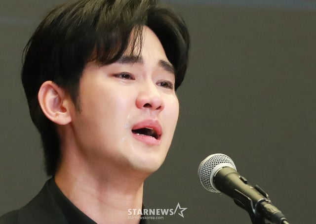 배우 김수현이 31일 오후 서울 마포구 상암동 스탠포드호텔에서 진행된 기자회견에서 최근 불거진 사생활 논란에 대해 밝히고 있다. /2025.03.31 /사진=이동훈 photoguy@
