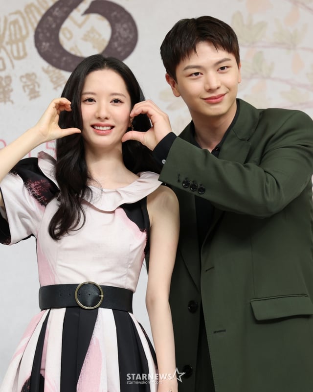 (서울=뉴스1) 권현진 기자 = 배우 김지훈과 육성재(오른쪽)가 17일 서울 양천구 목동SBS에서 열린 SBS 새 금토드라마 '귀궁'(극본 윤수정/연출 윤성식) 제작발표회에서 포즈를 취하고 있다. '귀궁'은 영매의 운명을 거부하는 무녀 여리와 여리의 첫사랑 윤갑의 몸에 갇힌 이무기 강철이가 왕가에 원한을 품은 팔척귀에 맞닥뜨리며 몸과 혼이 단단히 꼬여버리는 육신 쟁탈 판타지 로코다. 2025.4.17/뉴스1 Copyright © 뉴스1. All rights reserved. 무단 전재 및 재배포, AI학습 이용 금지. /사진=(서울=뉴스1) 권현진 기자
