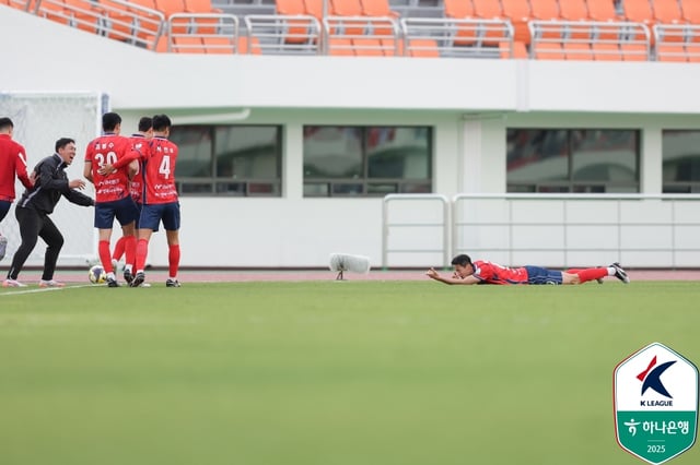 박상혁(오른쪽)이 쐐기골을 넣은 뒤 사격 세리머니를 하고 있다. /사진=한국프로축구연맹 제공