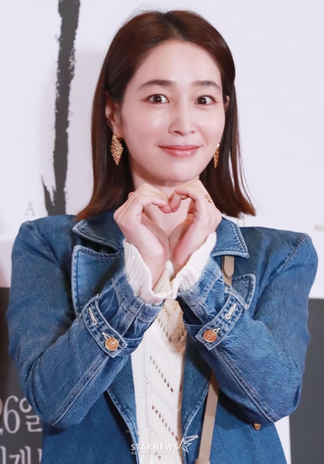 배우 이민정이 19일 오후 서울 CGV용산아이파크몰에서 진행된 영화 '승부' VIP시사회에 참석해 포즈를 취하고 있다. /2025.03.19 /사진=이동훈 photoguy@