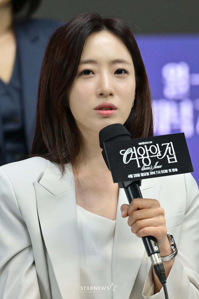 배우 함은정이 28일 열린 KBS 2TV 일일드라마 '여왕의 집' 온라인 제작발표회에서 질의응답을 하고 있다. /사진제공=KBS 2025.04.28 /사진=김휘선 hwijpg@