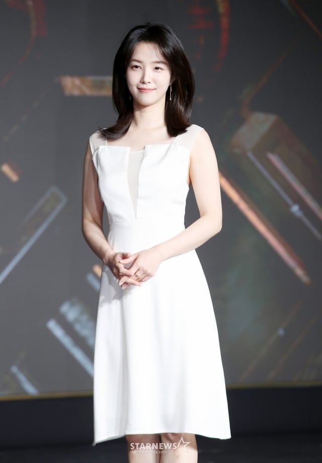 강지영 아나운서가 29일 오전 서울 마포구 호텔나루에서 열린 넷플릭스 '데블스 플랜: 데스룸' 제작발표회에 참석해 포즈를 취하고 있다. 정종연 PD가 연출하는 '데블스 플랜: 데스룸'은 다양한 직업군의 플레이어가 7일간 합숙하며 최고의 브레인을 가리는 두뇌 서바이벌 게임으로 오는 5월 6일 공개된다. /2025.04.29 /사진=김휘선 hwijpg@