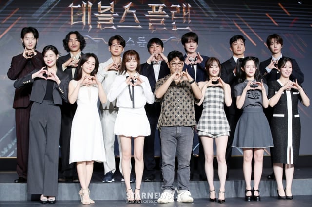 모델 최현준, 보드게임 유튜버 티노, 박상연, 이세돌 전 프로바둑기사, 가수 규현, 세븐하이, 정현규, 손은유, 김하린, 츄, 정종연 PD, 윤소희, 강지영, 이승현(뒷줄 왼쪽부터 시계방향)이 29일 오전 서울 마포구 호텔나루에서 열린 넷플릭스 '데블스 플랜: 데스룸' 제작발표회에 참석해 포즈를 취하고 있다.  정종연 PD가 연출하는 '데블스 플랜: 데스룸'은 다양한 직업군의 플레이어가 7일간 합숙하며 최고의 브레인을 가리는 두뇌 서바이벌 게임으로 오는 5월 6일 공개된다. /2025.04.29 /사진=김휘선 hwijpg@