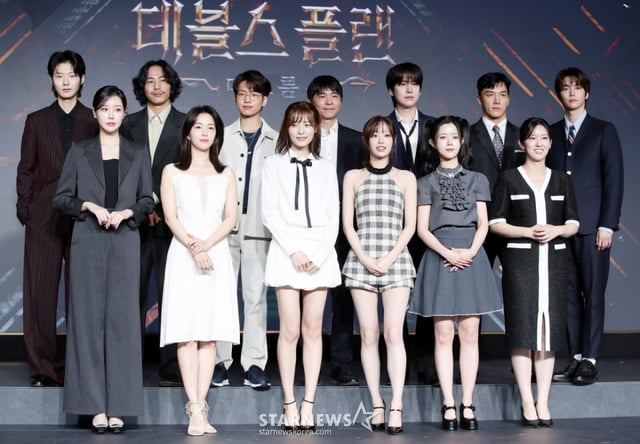 모델 최현준, 보드게임 유튜버 티노, 박상연, 이세돌 전 프로바둑기사, 가수 규현, 세븐하이, 정현규, 손은유, 김하린, 츄, 정종연 PD, 윤소희, 강지영, 이승현(뒷줄 왼쪽부터 시계방향)이 29일 오전 서울 마포구 호텔나루에서 열린 넷플릭스 '데블스 플랜: 데스룸' 제작발표회에 참석해 포즈를 취하고 있다.  정종연 PD가 연출하는 '데블스 플랜: 데스룸'은 다양한 직업군의 플레이어가 7일간 합숙하며 최고의 브레인을 가리는 두뇌 서바이벌 게임으로 오는 5월 6일 공개된다. /2025.04.29 /사진=김휘선 hwijpg@
