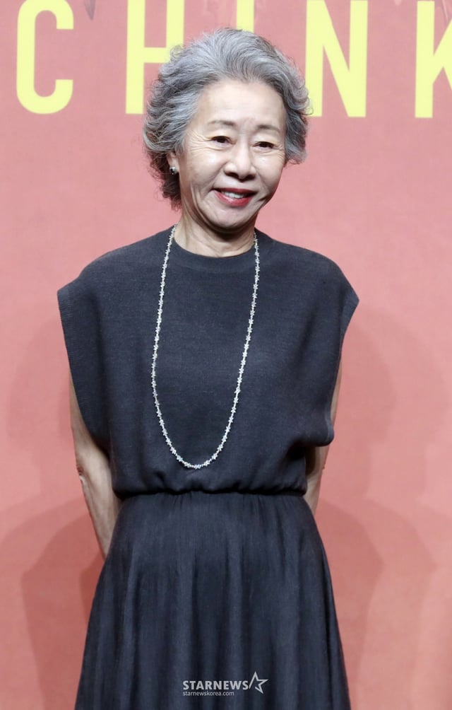 배우 윤여정이 23일 오전 서울 강남구 그랜드인터컨티넨탈 파르나스 그랜드 볼룸에서 열린 애플오리지날 '파친코2' 제작발표회에 참석해 포즈를 취하고 있다.    뉴욕타임스 베스트셀러에 선정된 동명의 소설을 원작으로 한 Apple Original 시리즈 ‘파친코’ - Pachinko. 고국을 떠나 억척스럽게 생존과 번영을 추구하는 한인 이민 가족 4대의 삶과 꿈을 그려낸 드라마로 23일 공개된다. 2024.08.23 /사진=임성균