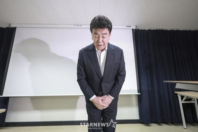 [서울=뉴시스] 정병혁 기자 = 백종원 더본코리아 대표가 28일 서울 서초구의 한 회의공간에서 열린 더본코리아 주주총회에서 취재진에게 인사를 하고 있다. 2025.03.28. jhope@newsis.com /사진=정병혁