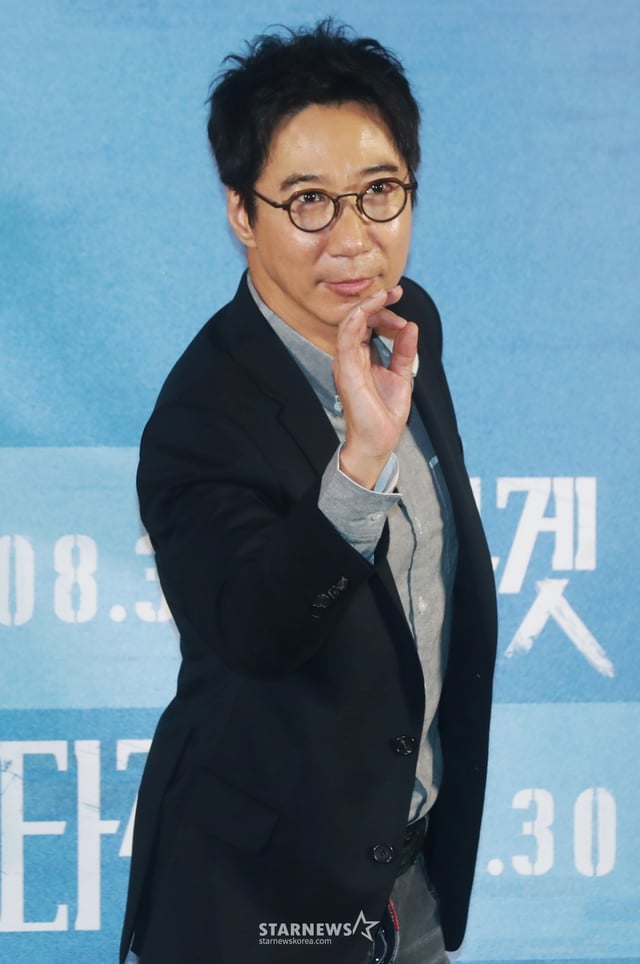 박희곤 감독이 9일 오전 서울 메가박스 성수점에서 진행된 영화 '타겟'(감독 박희곤) 제작발표회에 참석해 포즈를 취하고 있다.  중고거래로 범죄의 표적이 된 ‘수현’의 일상 속에서 벌어지는 서스펜스를 담은 스릴러 '타겟'은 오는 30일 개봉한다. /2023.08.09 /사진=이동훈
