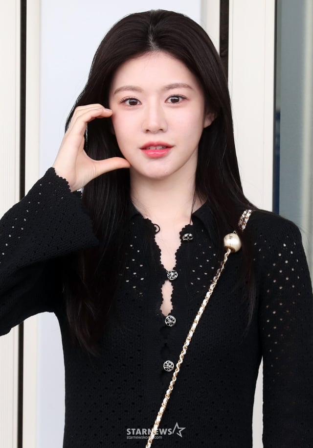 배우 고윤정이 샤넬 행사 참석 차 30일 오전 인천국제공항을 통해 출국하고 있다. 2024.04.30 /사진=임성균