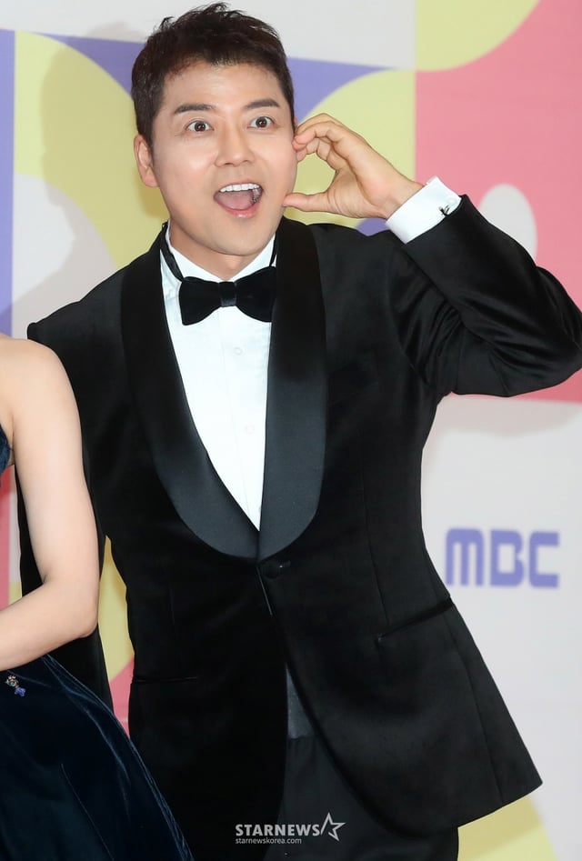 방송인 전현무가 29일 오후 서울 마포구 상암동 MBC 사옥에서 진행된 '2023 MBC 방송연예대상' 레드카펫 행사에 참석해 포즈를 취하고 있다. 2023.12.29 /사진=김창현