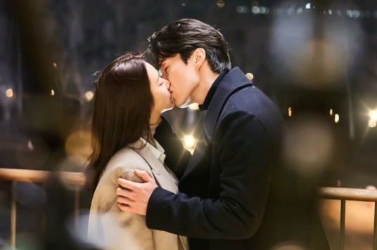 왼쪽부터 이주빈, 이동욱 /사진=tvN '이혼보험'