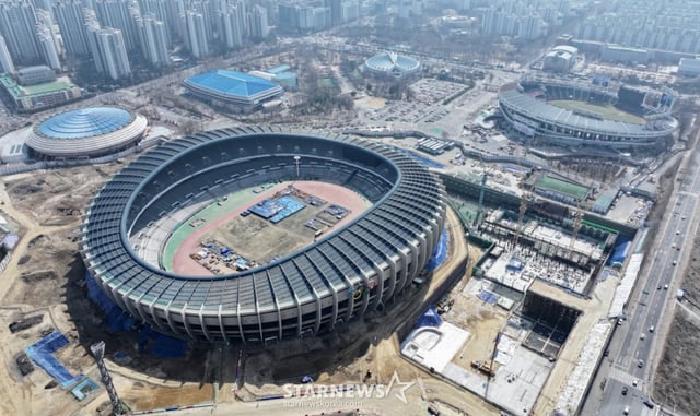 (서울=뉴스1) 김진환 기자 = 23일 서울 송파구 잠실종합운동장 올림픽주경기장에서 리모델링 공사가 진행되고 있다. 지난 1988년 서울 올림픽 개최 이후 40여년 만에 리모델링 되는 올림픽주경기장은 2026년 12월 말까지 3년 간의 공사를 거쳐 스포츠·문화 복합공간으로 탈바꿈한다.2025.3.23/뉴스1 Copyright © 뉴스1. All rights reserved. 무단 전재 및 재배포, AI학습 이용 금지. /사진=(서울=뉴스1) 김진환 기자