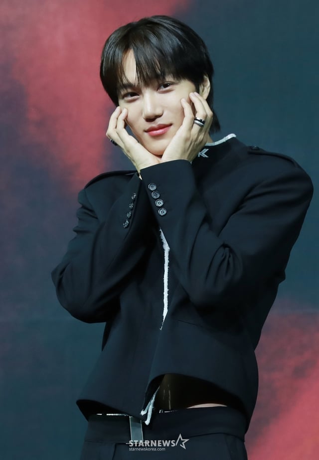 엑소 카이가 21일 오후 서울 광진구 예스24라이브홀에서 진행된 네 번째 미니앨범 '웨이트 온 미'(Wait On Me) 발매기념 쇼케이스에서 포즈를 취하고 있다. 이번 앨범에는 타이틀 곡 '웨이트 온 미'를 비롯해 '어덜트 스윔'(Adult Swim), '월스 돈트 토크'(Walls Don't Talk), '프레셔'(Pressure) 등 총 7곡이 수록됐다. /2025.04.21 /사진=이동훈 photoguy@