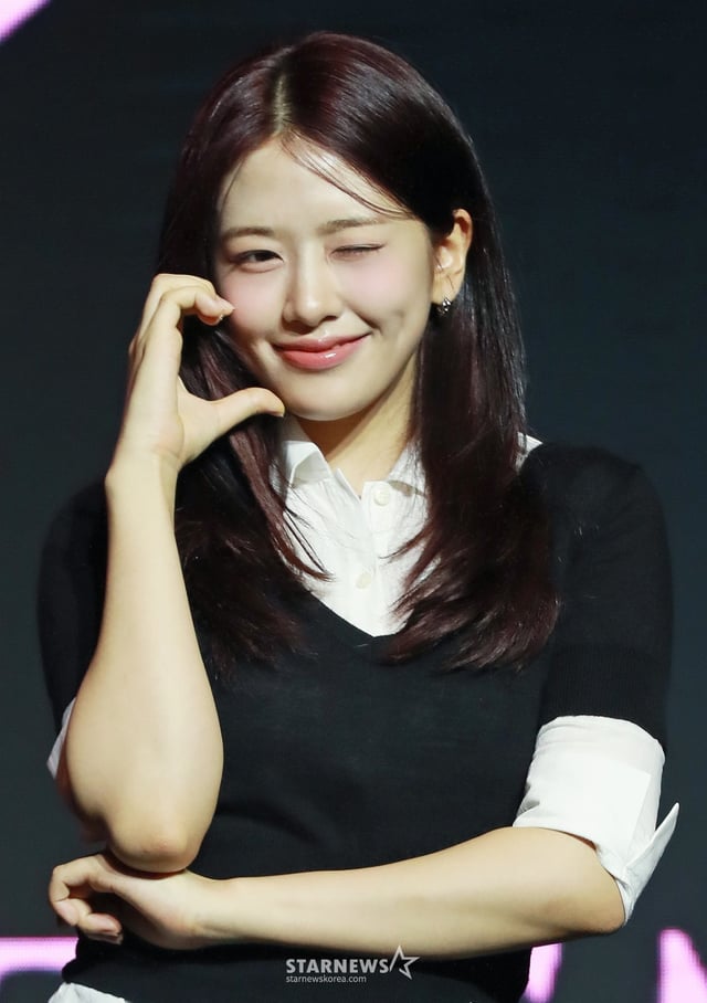 걸그룹 아이브 안유진이 3일 오후 서울 여의도 콘래드호텔에서 진행된 세 번째 미니 앨범 ‘아이브 엠파시'(IVE EMPATHY) 발매기념 기자간담회에 참석해 포즈를 취하고 있다. /2024.02.03 /사진=이동훈 photoguy@