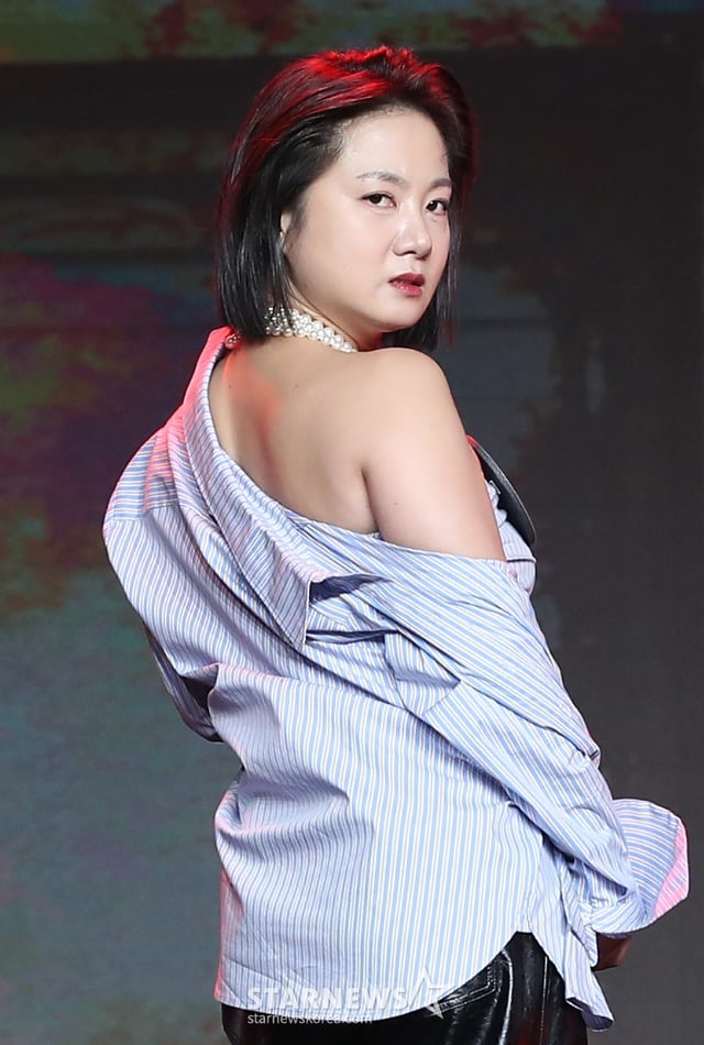 (서울=뉴스1) 권현진 기자 = 방송인 박나래가 14일 서울 중구 브이스페이스에서 열린 넷플릭스 예능 '코미디 리벤지' 제작발표회에서 포즈를 취하고 있다.  '코미디 리벤지'는 지난해 '코미디 로얄'에서 승리한 이경규 팀이 우승 혜택이었던 넷플릭스 단독쇼 대신 새롭게 판을 벌인 코미디 컴피티션이다. 2024.10.14/뉴스1  Copyright © 뉴스1. All rights reserved. 무단 전재 및 재배포,  AI학습 이용 금지. /사진=(서울=뉴스1) 권현진 기자