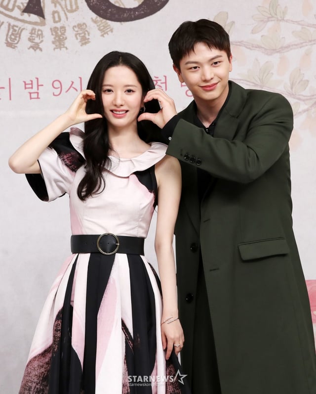 배우 김지연, 육성재가 17일 오후 서울 양천구 목동 SBS 사옥에서 진행된 SBS 새 금토드라마 ‘귀궁’ 제작발표회에서 포즈를 취하고 있다. /2025.04.17 /사진=김휘선 hwijpg@