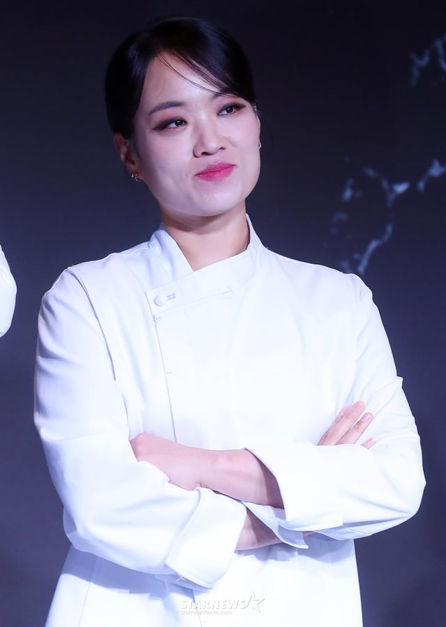 정지선 썌프가 7일 오전 서울 마포구 호텔 나루 서울 엠갤러리에서 진행된 넷플릭스 예능 '흑백요리사: 요리 계급 전쟁' TOP8 기자간담회에 참석해 포즈를 취하고 있다. '흑백요리사: 요리 계급 전쟁'은 맛 하나는 최고라고 평가받는 재야의 고수 '흑수저' 셰프들이 대한민국 최고의 스타 셰프 '백수저'들에게 도전장을 내밀며 치열하게 맞붙는 100인의 요리 계급 전쟁이다. 2024.10.07 /사진=김창현