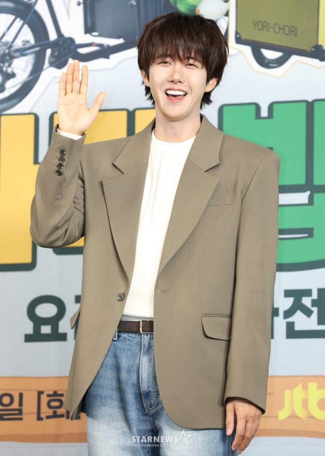 (서울=뉴스1) 권현진 기자 = 가수 황광희가 7일 서울 마포구 상암 스탠포드호텔에서 열린 JTBC 신규 예능 ‘길바닥 밥장사’ 제작발표회에 참석해 포즈를 취하고 있다. ‘길바닥 밥장사’는 한식과 레시피에 진심인 이들이 푸드 바이크를 타고 요리하며 지중해의 부엌 스페인을 누비는 예능 프로그램이다. 2025.4.7/뉴스1 Copyright © 뉴스1. All rights reserved. 무단 전재 및 재배포, AI학습 이용 금지. /사진=(서울=뉴스1) 권현진 기자