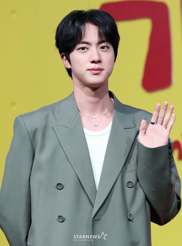 (서울=뉴스1) 권현진 기자 = 방탄소년단(BTS) 진이 15일 서울 종로구 JW메리어트 동대문 스퀘어 서울에서 열린 넷플릭스 새 예능 '대환장 기안장' 기자간담회에서 포즈를 취하고 있다. '대환장 기안장'은 기안적 낭만이 가득한 울릉도 기안장에서 기안84와 서포트 멤버 방탄소년단 진, 배우 지예은이 숙박객들과 펼치는 기상천외한 신개념 민박 버라이어티다. 2025.4.15/뉴스1 Copyright © 뉴스1. All rights reserved. 무단 전재 및 재배포, AI학습 이용 금지. /사진=(서울=뉴스1) 권현진 기자
