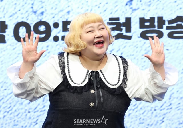 (서울=뉴스1) 권현진 기자 = 방송인 홍윤화가 29일 오후 서울 구로구 신도림 디큐브시티 더 세인트에서 열린 KBS 2TV 새 목드라마 '24시 헬스클럽' 제작발표회에 참석해 포즈를 취하고 있다. '24시 헬스클럽'은 근성이 넘치는 헬치광이 관장 도현중이 근심이 과다한 헬린이 회원들의 인생을 파격 교정하며 펼쳐지는 두근두근 근(筋)성장 코맨스(코믹 로맨스)다. 2025.4.29/뉴스1 Copyright © 뉴스1. All rights reserved. 무단 전재 및 재배포, AI학습 이용 금지. /사진=(서울=뉴스1) 권현진 기자