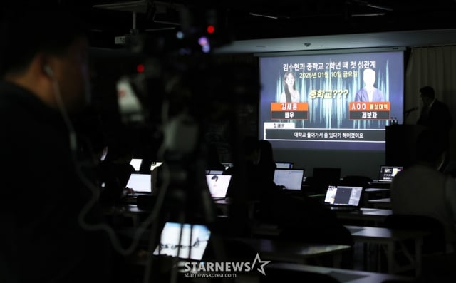 故 김새론씨 유족 측 법률대리인 부지석 변호사, 가세연 김세의 대표가 7일 서울 강남구 모처에서 배우 김수현 관련 기자회견을 열고 녹취록을 공개하고 있다. /2025.05.07 /사진=김휘선 hwijpg@
