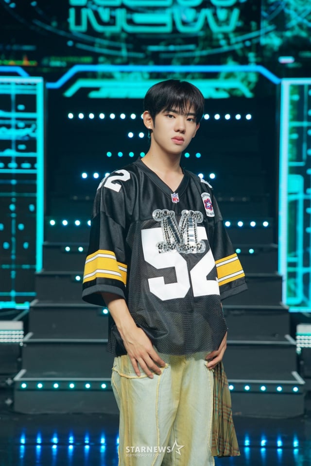 그룹 판타지보이즈 강민서가 21일 오후 서울 용산구 한남동 블루스퀘어에서 진행된 데뷔 앨범 '뉴 투모로우'(NEW TOMORROW) 발매 기념 쇼케이스에 참석해 포즈를 취하고 있다. 판타지보이즈의 데뷔 앨범 '뉴 투모로우'는 반짝이는 미래를 향한 소년의 설렘과 앞으로의 과정을 힘차게 나아가겠다는 포부를 전한다. 동명의 타이틀곡 '뉴 투모로우'를 포함해 '원샷'(One Shot), '샹그리라'(Shangri-La) 등이 수록돼 있다. / 사진제공 = 포켓돌스튜디오 /사진=김창현