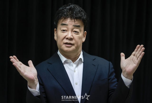[서울=뉴시스] 정병혁 기자 = 백종원 더본코리아 대표가 28일 서울 서초구의 한 회의공간에서 열린 더본코리아 주주총회에서 취재진의 질문에 답하고 있다. 2025.03.28. jhope@newsis.com /사진=정병혁