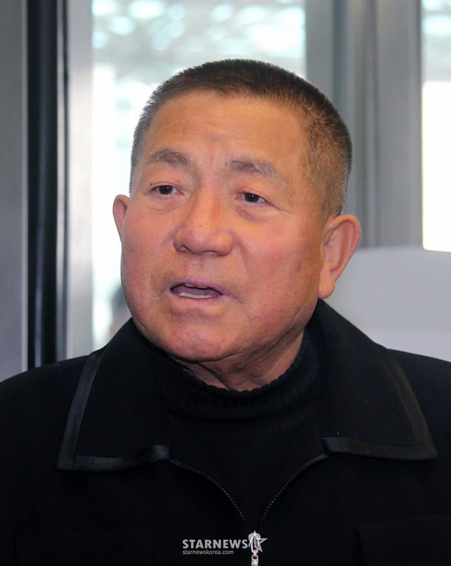 (서울=뉴스1) 김진환 기자 = ‘뽀빠이 아저씨’로 알려진 방송인 이상용(81)씨가 9일 오후 별세했다.   소속사 이메이드엔터테인먼트 관계자에 따르면 이씨는 오늘 오후 12시 45분쯤 서울 서초구 자택 인근 병원을 다녀오는 길에 갑자기 쓰러졌고, 응급실로 이송됐지만 결국 세상을 떠났다.   1944년 4월 충남 서천에서 태어난 고인은 고려대학교 임학과를 졸업한 뒤 1971년?CBS?기독교방송?MC로 방송계에 본격 데뷔했다. 이후?KBS의 인기 어린이 노래 프로그램인 '모이자 노래하자'의 진행을 맡으며 '뽀빠이'란 별칭으로 이목을 집중시켰다. 1989년부터는?MBC?군인 위문 예능 프로그램 '우정의 무대'의?MC를 맡아 국민적 인기를 끌었다.   사진은 지난 2015년 당시 이상용 씨. (뉴스1 DB)  2025.5.9/뉴스1  Copyright © 뉴스1. All rights reserved. 무단 전재 및 재배포,  AI학습 이용 금지. /사진=(서울=뉴스1) 김진환 기자