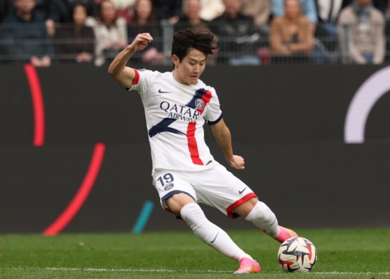 이강인이 지난 9일(한국시각) 프랑스 렌의 로아존 파르크에서 열린 PSG 대 스타드 렌의 '2024~2025시즌 프랑스 리그1' 25라운드에서 슈팅을 시도하고 있다. /사진=PSG 공식 SNS 갈무리