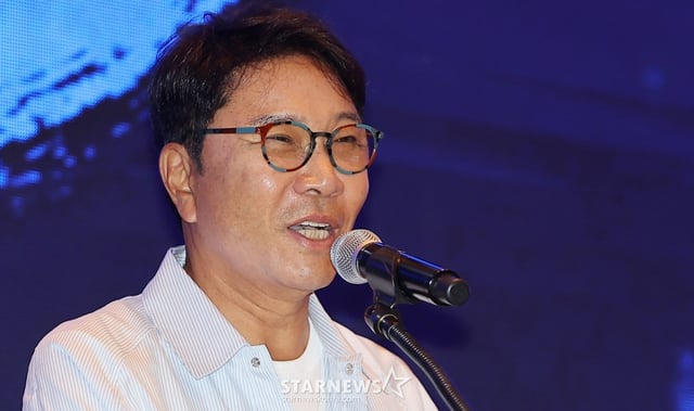(서울=뉴스1) 김진환 기자 = 이수만 SM엔터테인먼트 전 총괄 프로듀서가 30일 오전 서울 영등포구 여의도 콘래드호텔에서 열린 국제저작권관리단체연맹(CISAC) 세계총회에 참석해 기조연설을 하고 있다. 국제저작권관리단체연맹(CISAC)은 1926년 창립돼 전 세계 116개국 225개 저작권 단체를 회원으로 두고 d 음악, 드라마, 문학 등을 아우르는 문화예술 분야 창작자 약 500만명이 회원으로 참여한 세계 최대 규모 저작권 관련 비정부 기구다. 2024.5.30/뉴스1 Copyright © 뉴스1. All rights reserved. 무단 전재 및 재배포, AI학습 이용 금지. /사진=(서울=뉴스1) 김진환 기자