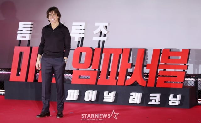 배우 톰 크루즈가 8일 오후 서울 송파구 잠실 롯데월드타워에서 열린 영화 '미션 임파서블: 파이널 레코닝' 프레스 컨퍼런스에 참석해 포즈를 취하고 있다. 78회 칸 국제영화제 초청으로 화제를 모으는 첩보 액션 블록버스터의 마스터피스 '미션 임파서블' 시리즈의 8번째 작품 '미션 임파서블: 파이널 레코닝'은 인류 전체를 위협하는 절체절명의 위기 속에 내몰린 '에단 헌트'(톰 크루즈)와 IMF 팀원들이 목숨을 걸고 모든 선택이 향하는 단 하나의 미션에 뛰어드는 이야기로 오는 17일 개봉된다. /2025.05.08 /사진=김휘선 hwijpg@
