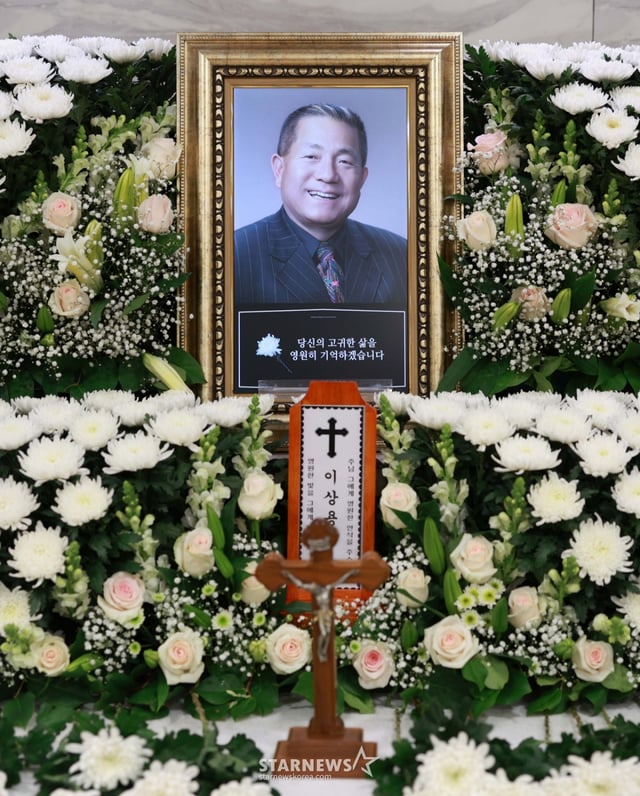 '뽀빠이' 故 이상용이 갑작스럽게 별세한 가운데 10일 오후 서울 서초구 반포동 가톨릭대학교 서울성모병원장례식장 31호실에 마련된 빈소에 영정사진이 놓여있다. /사진공동취재단 2025.05.10 /사진=이동훈 photoguy@