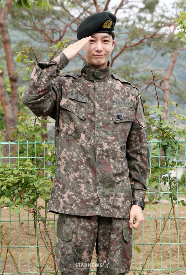 그룹 몬스타엑스 형원이 13일 오전 경기도 가평군 조종면 수도기계화보병사단 앞에서 팬들에게 인사하고 있다. /2025.05.13 /사진=김휘선 hwijpg@