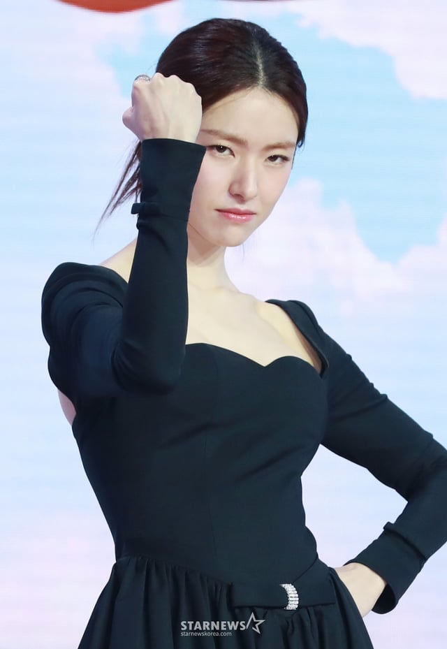 배우 하영이 21일 오전 서울 강남구 그랜드 인터컨티넨탈 파르나스 호텔에서 진행된 넷플릭스 오리지널 시리즈 '중증외상센터' 제작발표회에 참석해 포즈를 취하고 있다. 전장을 누비던 천재 외과 전문의 백강혁(주지훈)이 유명무실한 중증외상팀을 심폐 소생하기 위해 부임하면서 벌어지는 통쾌한 이야기 '중증외상센터'는 오는 24일 공개된다. /2025.01.21 /사진=이동훈 photoguy@