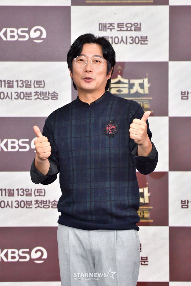 개그맨 이수근이 12일 오후 온라인 생중계로 진행된 KBS 2TV 예능 '개승자' 제작발표회에 참석해 포즈를 취하고 있다. 대한민국 대표 희극인들의 코미디 서바이벌 전쟁 '개(그로) 승(부하는) 자(들)'은 오는 13일 첫 방송된다. /사진제공=KBS 2021.11.12