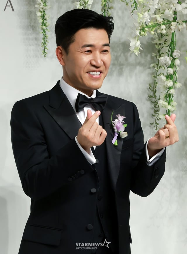 (서울=뉴스1) 김진환 기자 = 그룹 코요테의 김종민이 20일 오후 서울 중구 신라호텔 영빈관 에메랄드홀에서 열리는 결혼식 기자회견에 참석해 포즈를 취하고 있다.   김종민의 예비 신부는 11살 연하의 사업가로, 김종민이 공개한 애칭은 ‘히융’이다. 결혼식 1부 사회는 유재석, 2부는 조세호와 문세윤이 맡으며 축가는 이적과 린이 부를 예정이다. 2025.4.20/뉴스1  Copyright © 뉴스1. All rights reserved. 무단 전재 및 재배포,  AI학습 이용 금지. /사진=(서울=뉴스1) 김진환 기자