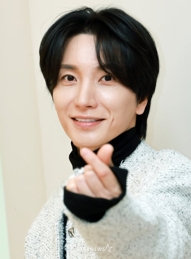 (서울=뉴스1) 김진환 기자 = 그룹 슈퍼주니어의 리더 이특이 서울 성동구 SM 엔터테인먼트 사옥에서 'K-페르소나' 정덕현 문화평론가와 인터뷰를 앞두고 포즈를 취하고 있다. 2025.3.2/뉴스1 Copyright © 뉴스1. All rights reserved. 무단 전재 및 재배포, AI학습 이용 금지. /사진=(서울=뉴스1) 김진환 기자