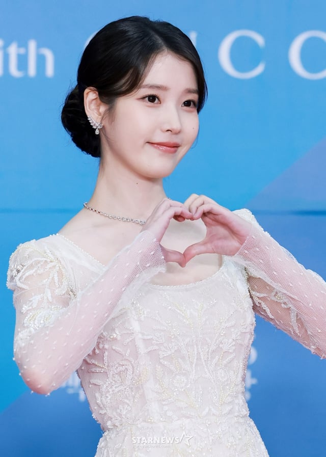 (서울=뉴스1) 김진환 기자 = 가수 겸 배우 아이유가 어린이날인 5일 오후 서울 강남구 코엑스에서 열린 '61회 백상예술대상' 레드카펫에서 포즈를 취하고 있다. 2025.5.5/뉴스1  Copyright © 뉴스1. All rights reserved. 무단 전재 및 재배포,  AI학습 이용 금지. /사진=(서울=뉴스1) 김진환 기자