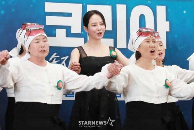배우 송지효가 15일 오후 서울 마포구 스탠포드호텔에서 진행된 JTBC 다큐멘터리 '딥 다이브 코리아: 송지효의 해녀 모험' 제작발표회에 참석해 하도 해녀 합창단과 공연을 하고 있다. 제주에서 해녀 물질에 도전하고 그들과 진정한 유대감을 형성해 나가는 여정을 그린 3부작 '딥 다이브 코리아: 송지효의 해녀 모험'은 오늘(15일)밤 첫 방송된다. /2025.05.15 /사진=이동훈 photoguy@