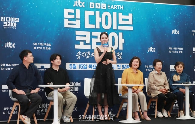배우 송지효가 15일 오후 서울 마포구 스탠포드호텔에서 진행된 JTBC 다큐멘터리 '딥 다이브 코리아: 송지효의 해녀 모험' 제작발표회에 참석해 인사말을 하고 있다. 제주에서 해녀 물질에 도전하고 그들과 진정한 유대감을 형성해 나가는 여정을 그린 3부작 '딥 다이브 코리아: 송지효의 해녀 모험'은 오늘(15일)밤 첫 방송된다. /2025.05.15 /사진=이동훈 photoguy@