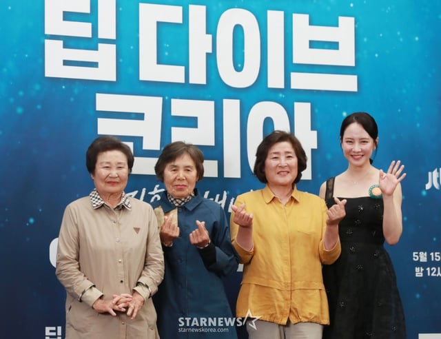 배우 송지효가 15일 오후 서울 마포구 스탠포드호텔에서 진행된 JTBC 다큐멘터리 '딥 다이브 코리아: 송지효의 해녀 모험' 제작발표회에 참석해 함께 출연한 해녀 박미정, 오기숙, 현순심과 포즈를 취하고 있다. 제주에서 해녀 물질에 도전하고 그들과 진정한 유대감을 형성해 나가는 여정을 그린 3부작 '딥 다이브 코리아: 송지효의 해녀 모험'은 오늘(15일)밤 첫 방송된다. /2025.05.15 /사진=이동훈 photoguy@