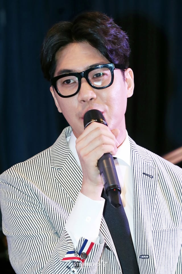 $ 가수 정준일이 1일 오전 서울 중구 명동 가톨릭회관에서 열린 앨범 'Live' 기자간담회 & 음감회에서 포즈를 취하고 있다. 이번 앨범 'Live'는 지난해 개최했던 '오케스트라 사랑 콘서트'의 라이브 실황 앨범으로 타이틀곡 '너에게'를 포함해 총 15곡이 수록됐으며 오늘 정오에 각종 음원사이트를 통해 만나볼 수 있다. /사진=이정호 인턴기자