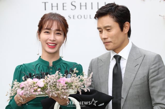  배우 이병헌, 이민정 부부가 7일 오후 서울 중구 신라호텔에서 열리는 배우 이정현의 결혼식에 참석해 포즈를 취하고 있다.