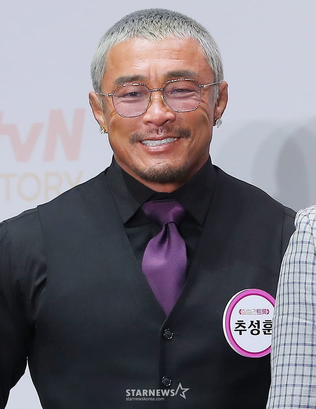 방송인 추성훈이 4일 오후 서울 구로구 라마다 서울 신도림 호텔에서 진행된 tvN STORY 예능 프로그램 '잘생긴 트롯' 제작발표회에 참석해 포즈를 취하고 있다. '잘생긴 트롯'은 연예계 대표 12명의 남자 스타들이 트롯에 진정성을 가지고 도전하는 신(新) 음악 예능이다. 오는 14일 첫 방송. 2025.02.04 /사진=김창현 chmt@