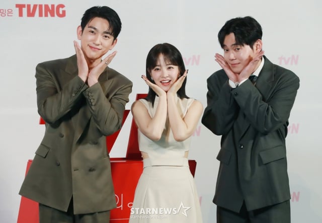 배우 박진영, 박보영, 류경수가 21일 오후 서울 영등포CGV에서 진행된 tvN 토일드라마 '미지의 서울' 제작발표회에 참석해 포즈를 취하고 있다.  얼굴 빼고 모든 게 다른 쌍둥이 자매가 인생을 맞바꾸는 거짓말로 진짜 사랑과 인생을 찾아가는 로맨틱 성장 드라마 '미지의 서울'은 오는 24일 첫 방송된다. /2025.05.21 /사진=이동훈 photoguy@