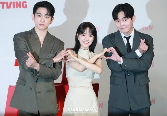 배우 박진영, 박보영, 류경수가 21일 오후 서울 영등포CGV에서 진행된 tvN 토일드라마 '미지의 서울' 제작발표회에 참석해 포즈를 취하고 있다.  얼굴 빼고 모든 게 다른 쌍둥이 자매가 인생을 맞바꾸는 거짓말로 진짜 사랑과 인생을 찾아가는 로맨틱 성장 드라마 '미지의 서울'은 오는 24일 첫 방송된다. /2025.05.21 /사진=이동훈 photoguy@