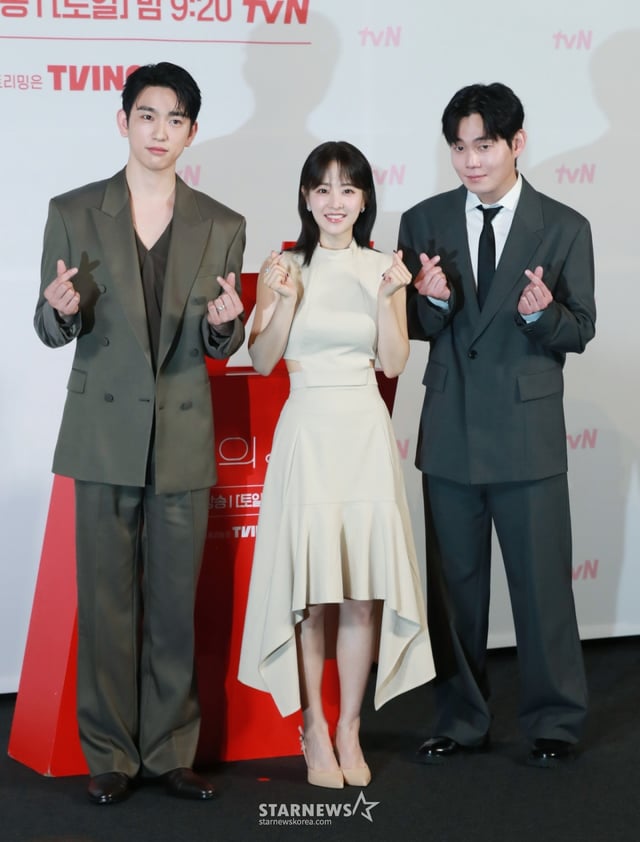 배우 박진영, 박보영, 류경수가 21일 오후 서울 영등포CGV에서 진행된 tvN 토일드라마 '미지의 서울' 제작발표회에 참석해 포즈를 취하고 있다.  얼굴 빼고 모든 게 다른 쌍둥이 자매가 인생을 맞바꾸는 거짓말로 진짜 사랑과 인생을 찾아가는 로맨틱 성장 드라마 '미지의 서울'은 오는 24일 첫 방송된다. /2025.05.21 /사진=이동훈 photoguy@