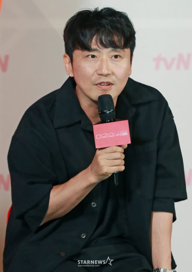 박신우 감독이 21일 오후 서울 영등포CGV에서 진행된 tvN 토일드라마 '미지의 서울' 제작발표회에 참석해 인사말을 하고 있다.  얼굴 빼고 모든 게 다른 쌍둥이 자매가 인생을 맞바꾸는 거짓말로 진짜 사랑과 인생을 찾아가는 로맨틱 성장 드라마 '미지의 서울'은 오는 24일 첫 방송된다. /2025.05.21 /사진=이동훈 photoguy@