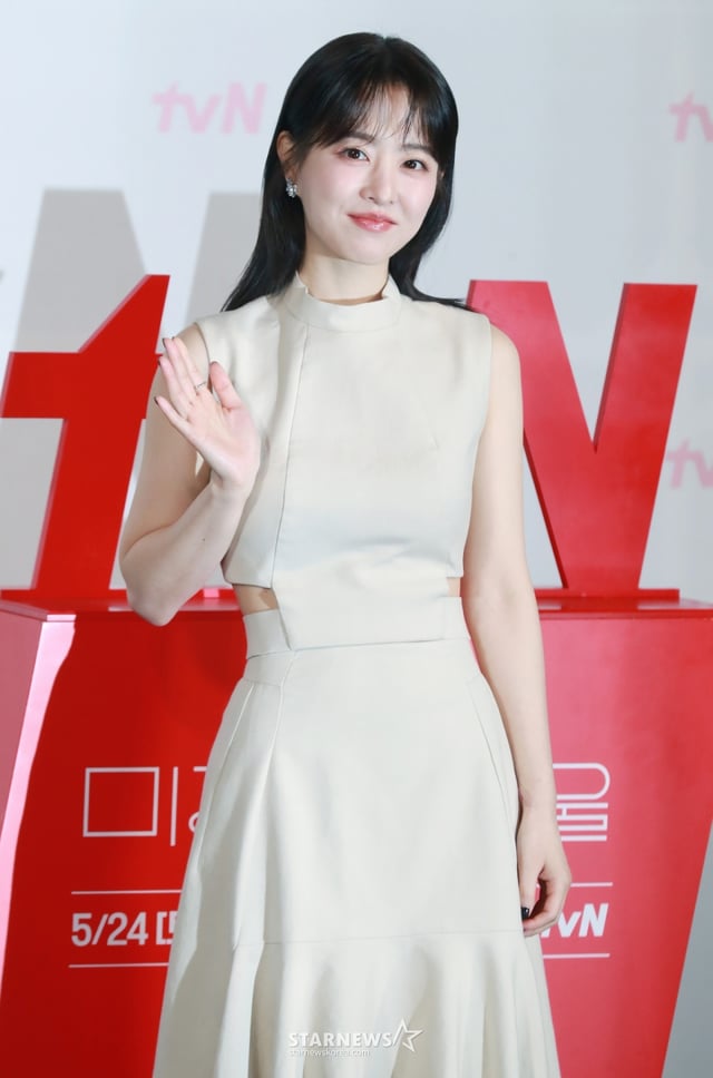 배우 박보영이 21일 오후 서울 영등포CGV에서 진행된 tvN 토일드라마 '미지의 서울' 제작발표회에 참석해 포즈를 취하고 있다.  얼굴 빼고 모든 게 다른 쌍둥이 자매가 인생을 맞바꾸는 거짓말로 진짜 사랑과 인생을 찾아가는 로맨틱 성장 드라마 '미지의 서울'은 오는 24일 첫 방송된다. /2025.05.21 /사진=이동훈 photoguy@
