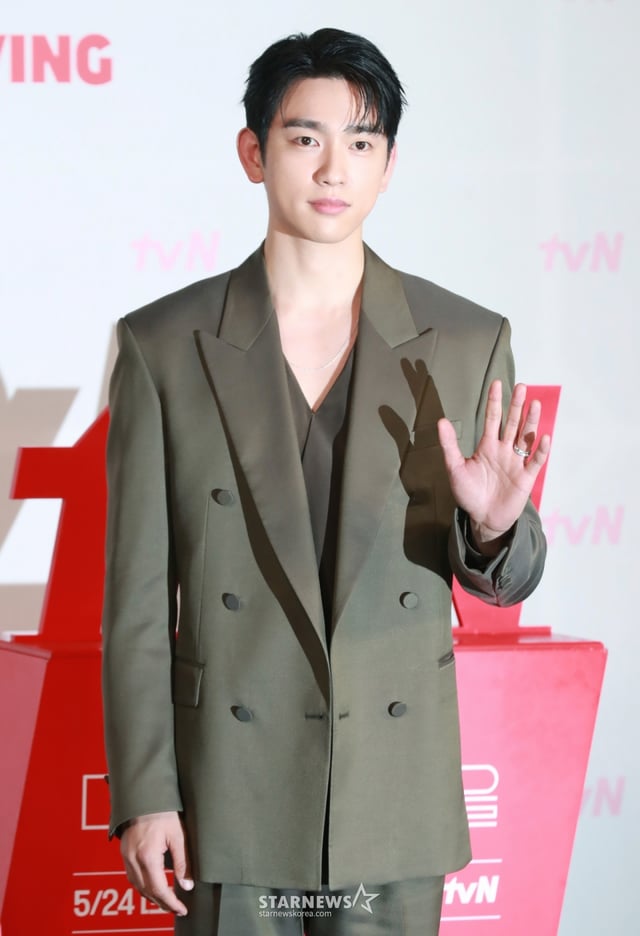 배우 박진영이 21일 오후 서울 영등포CGV에서 진행된 tvN 토일드라마 '미지의 서울' 제작발표회에 참석해 포즈를 취하고 있다.  얼굴 빼고 모든 게 다른 쌍둥이 자매가 인생을 맞바꾸는 거짓말로 진짜 사랑과 인생을 찾아가는 로맨틱 성장 드라마 '미지의 서울'은 오는 24일 첫 방송된다. /2025.05.21 /사진=이동훈 photoguy@
